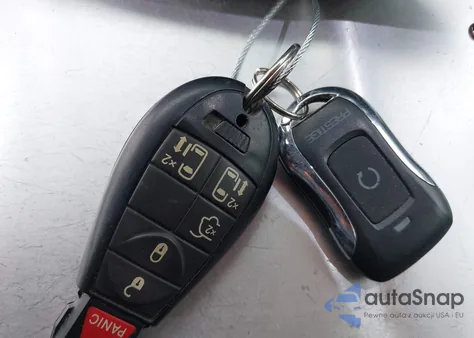 2015 Chrysler Town & Country Touring z USA, uszkodzony, nr VIN 2C4RC1BG8FR697950